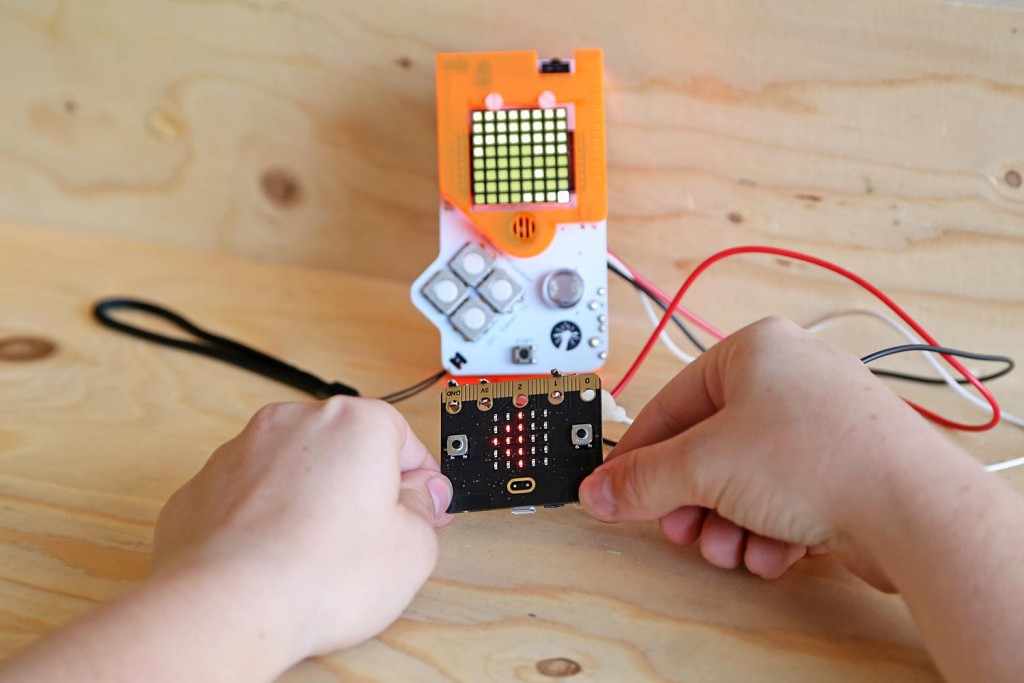 A BBC entregará um micro:bit a cada criança a frequentar o 7º ano no próximo ano letivo