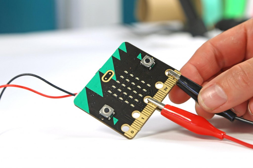 A BBC entregará um micro:bit a cada criança a frequentar o 7º ano no próximo ano letivo