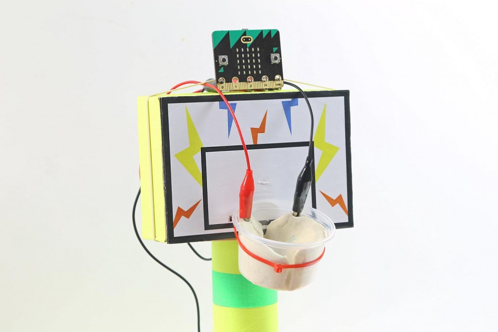 A BBC entregará um micro:bit a cada criança a frequentar o 7º ano no próximo ano letivo