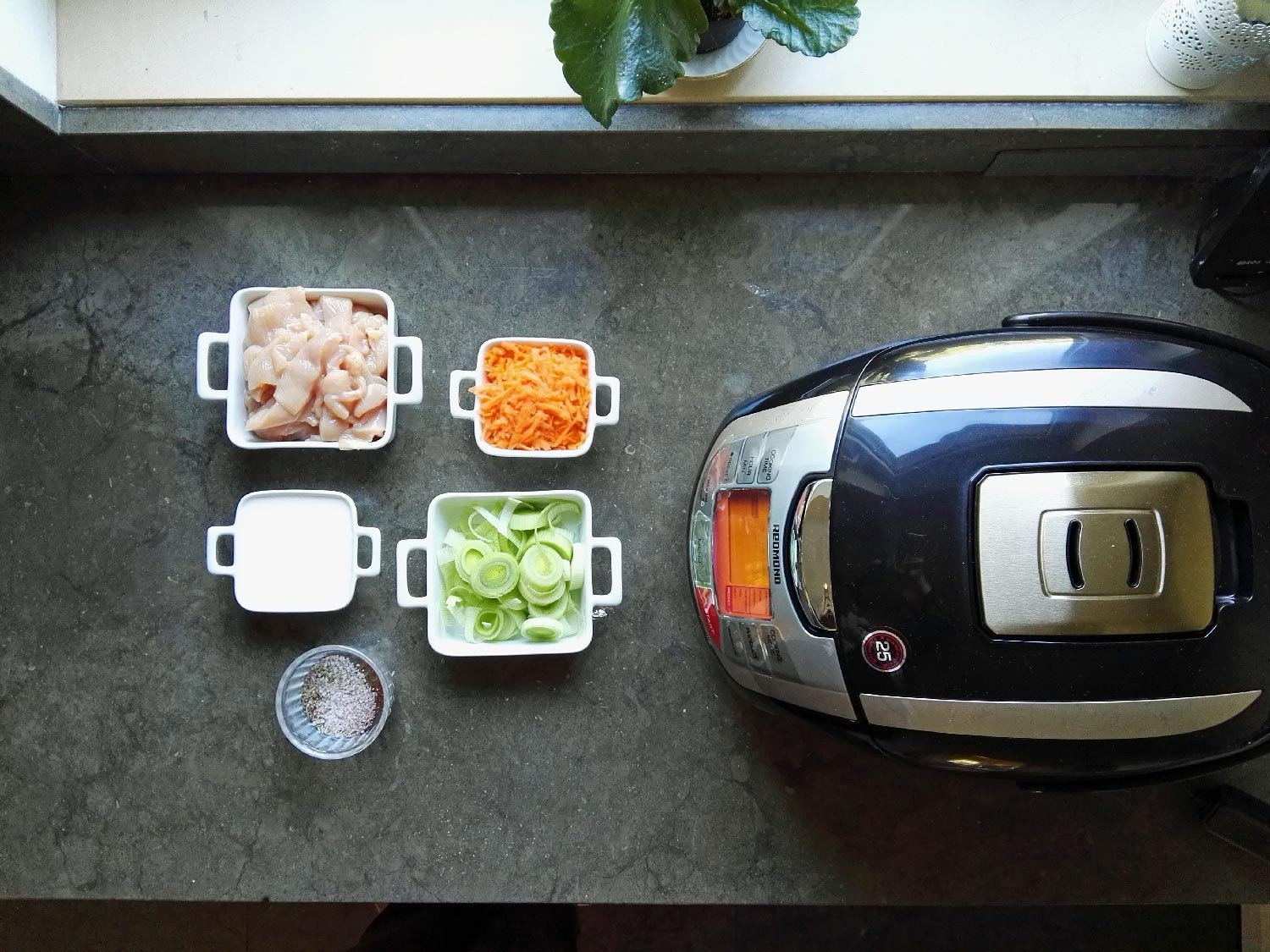Multicooker Redmond M4502E
